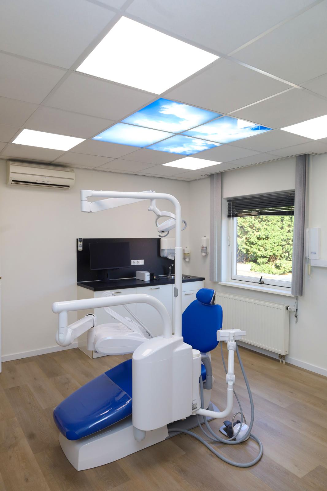 Behandelkamer 1 van Tandzorg Hengelo met wolkenplafond